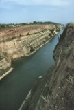 Le canal de Corinthe, sur l'isthme reliant le golfe de Corinthe à la mer Egée