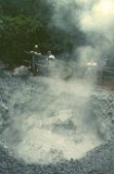 ...aux nombreux bassins d'où remontent des vapeurs sulfureuses