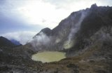 Cratère du Sibayak à l'ouest de Sumatra présentant quelques fumerolles soufrées au bord d'un lac