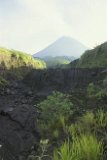 Le Merapi au centre de Java. Ses nuées ardentes décapent tout sur leur passage, que la pluie ravine ensuite