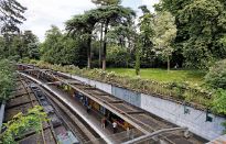 PAR_7583 La ligne B du RER coupe le parc en deux