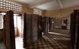 Cellules construites dans une salle de classe du temps de Pol Pot (camp S21)