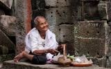 Vendeuse dans un temple