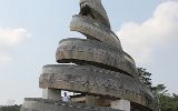 Monument de la réunification en double hélice à Yaoundé