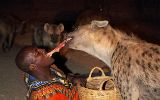 Nourissage des hyènes à Harar