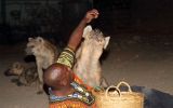 Nourissage des hyènes à Harar