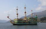 Des "vaisseaux pirates" proposent une traversée du lac Ashi