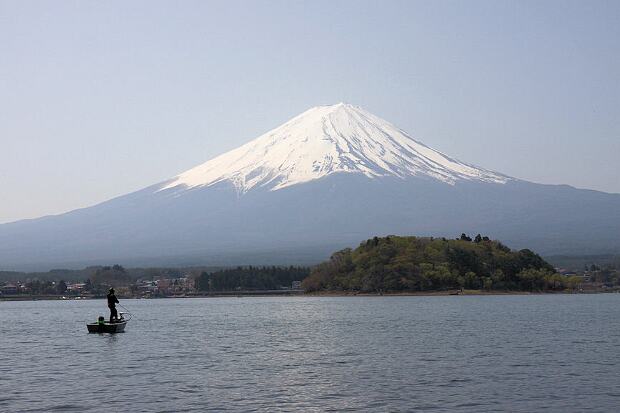 Tokyo Nous faisons des aller-retours entre la mégapole et la campagne environnante ; mais partout la nature est controlée,...