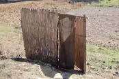 INDE9606 La boutique de bambous du bord de route met à disposition des clients ses toilettes, en bambou. Inde 2016, Guwahati
