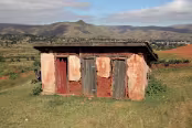 Mad_8245 Pour maitres, filles et garçons (dans le désordre). Madagascar 2019, école à Betafo