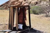 NAM_2306 WC privés du gardien de barrière du parc. Namibie 2023, Spitzkoppe